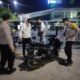 Polsek Cibeber Polres Cilegon Polda Banten, menggelar patroli untuk mencegah aksi kriminalitas di jalan. Setelah memeriksa remaja yang masih berkeliaran dimalam hari, diimbau untuk segera pulang kerumah masing-masing. (Foto : HumasResClg)