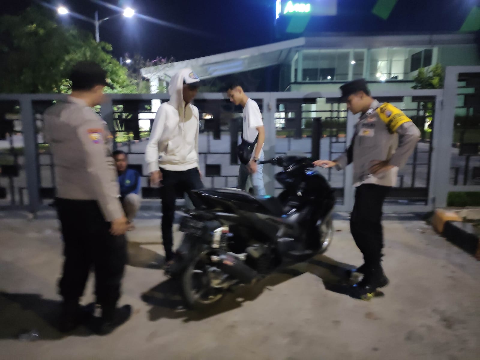 Polsek Cibeber Polres Cilegon Polda Banten, menggelar patroli untuk mencegah aksi kriminalitas di jalan. Setelah memeriksa remaja yang masih berkeliaran dimalam hari, diimbau untuk segera pulang kerumah masing-masing. (Foto : HumasResClg)