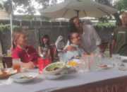 Bukan Cuma Makan Pengunjung Juga Bisa Foto Bareng Dengan H Mandra di RM Dapur Ngacir Baba Mandra