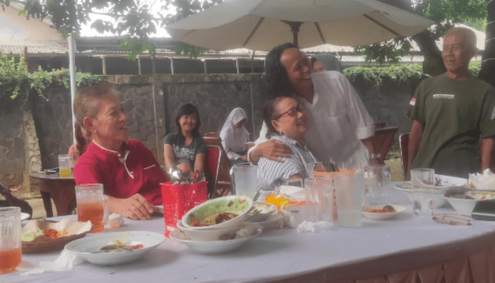 Bukan Cuma Makan Pengunjung Juga Bisa Foto Bareng Dengan H Mandra di RM Dapur Ngacir Baba Mandra