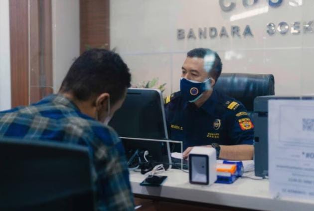 Petugas dari Kantor Pelayanan Utama Bea dan Cukai Tipe Madya Pabean (KPUBC TMP) C Soekarno-Hatta (Soetta)