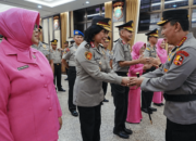 Kapolri Sematkan Tanda Kehormatan Bintang Bhayangkara Pratama ke 22 Pati Polri