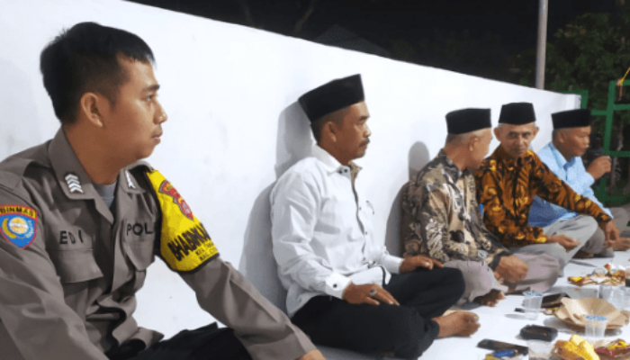 Wujud Sinergitas dengan Masyarakat, Bhabinkamtibmas Hadiri Pemilihan Ketua RT