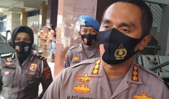Kapolres Metro Jakarta Barat, menyampaikan terkait penangkapan satu orang pelaku penipuan tiket konser Coldplay. (Foto: Sumber Humas Polres)