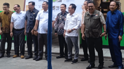Dinas Pendidikan, Dinas Cipta Karya, Bapeda Kabupaten Bekasi, dan DPRD Kabupaten Bekasi komisi IV meninjau lokasi gedung SD 01 Sukadanau Kecamatan Cikarang Barat. (Foto: Riyan)