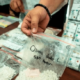 Petugas menunjukkan barang bukti, dalam rilis kasus tindak pidana bidang kesehatan dan atau perlindungan konsumen terhadap pelaku usaha yang mengedarkan obat-obatan tanpa izin edar. (Foto: Daeng Yusvin)