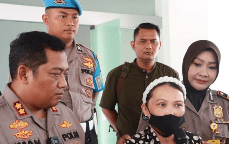 Kapolres Bogor AKBP Iman Imanudin, mendampingi seorang ibu yang anaknya jadi korban penculikan. (Foto: Fathar)