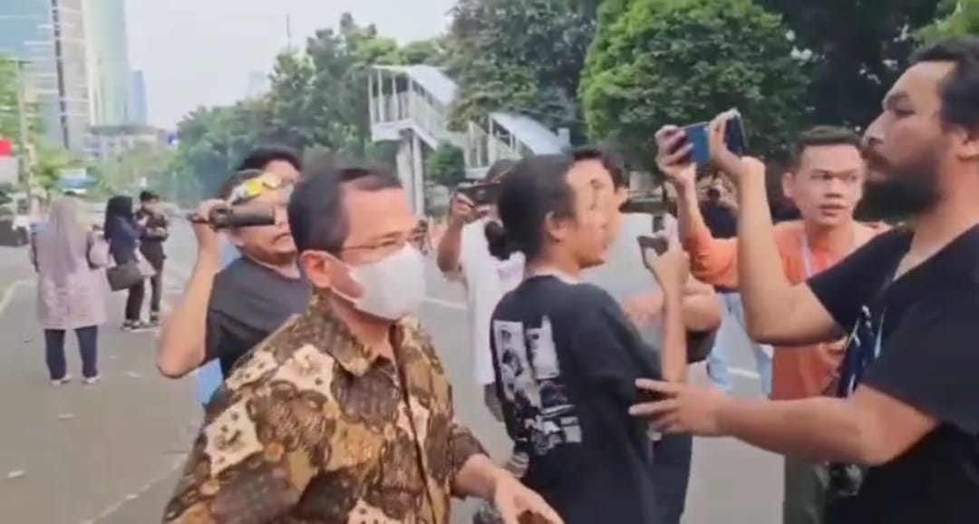 Sekretaris Jenderal (Sekjen) DPR RI Indra Iskandar lari terbirit-birit usai diperiksa Komisi Pemberantasan Korupsi (KPK)