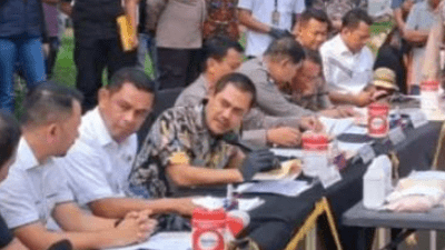 Kabareskrim Polri Komisaris Jenderal Polisi Agus Andrianto (tengah), didampingi Kapolda Banten Irjen Pol Prof. Dr. Rudy Heriyanto (kanan), saat konfrensi pers pengungkapan pabrik ekstasi di Tangerang, dua tersangka, TH dan N, berhasil diamankan dengan barang bukti, ekstasi warna orange sebanyak 517 butir. (Foto: Daeng Yusvin)