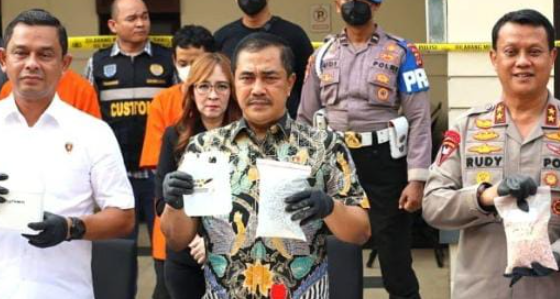 Kabareskrim Polri Komisaris Jenderal Polisi Agus Andrianto (tengah), didampingi Kapolda Banten Irjen Pol Prof. Dr. Rudy Heriyanto (kanan), saat konfrensi pers pengungkapan pabrik ekstasi di Tangerang, dua tersangka, TH dan N, berhasil diamankan dengan barang bukti, ekstasi warna orange sebanyak 517 butir. (Foto: Daeng Yusvin)