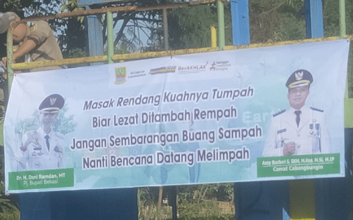 Spanduk bertuliskan pantun, yang dipasang aparatur Kecamatan Cabangbungin, peringatan jangan buang sampah sembarangan. (Foto: Jeje)