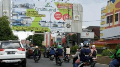 Mobil parkir di bahu jalan di Kota Serang-Provinsi Banten. (Foto: Daeng Yusvin)