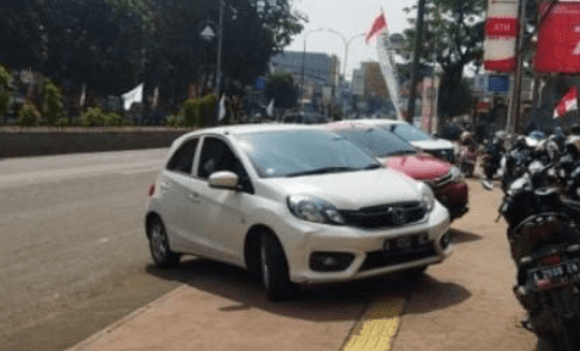 Mobil parkir di bahu jalan di Kota Serang-Provinsi Banten. (Foto: Daeng Yusvin)