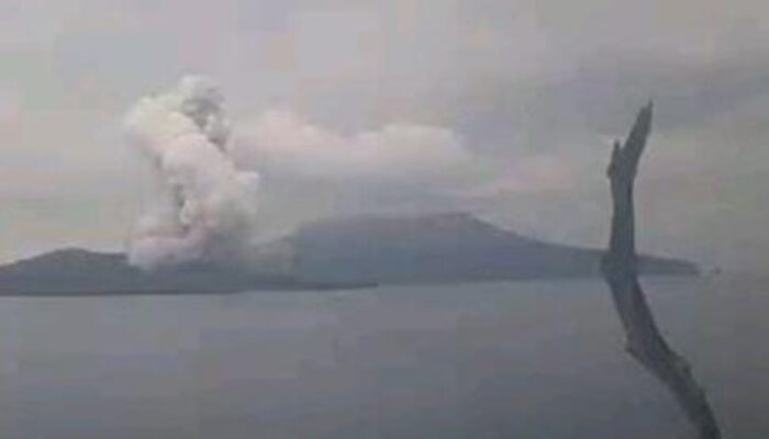 Hari Ini Lontarkan Abu Vulkanik setinggi 1,5 KM, Gunung Anak Krakatau Status Siaga