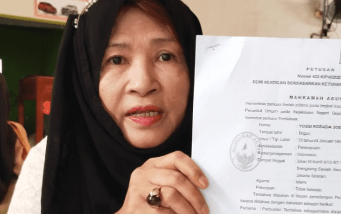 Hj. Dewi sangat bersyukur, masih ada hakim yang memiliki hati bersih sehingga kasus mafia tanah ini bisa terang benderang. (Foto: Fathar)