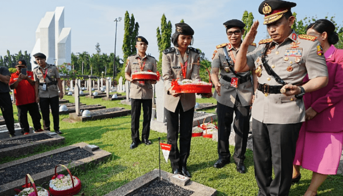 Jelang HUT Ke-77 Bhayangkara, Kapolri dan Jajaran Ziarah Ke TMP Kalibata