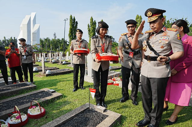 Sigit mengungkapkan, ziarah serta tabur bunga ini merupakan bagian dari rangkaian Hari Ulang Tahun (HUT) ke-77 Bhayangkara yang jatuh, pada 1 Juli 2023 mendatang. (Foto: Fathar)