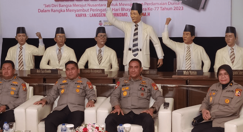 Kapolri Jenderal Polisi Drs. Listyo Sigit Prabowo, M.Si hadir secara daring menjadi Keynote Speaker dalam acara bedah buku yang bertajuk “Rekonstruksi Nasionalisme, Jati Diri Bangsa Merajut Nusantara Untuk Mewujudkan Perdamaian Dunia". (Foto: Fathar)