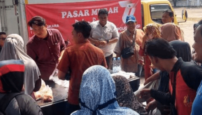 Jelang HUT Bhayangkara Ke 77, Polres Karawang Gelar Pasar Murah