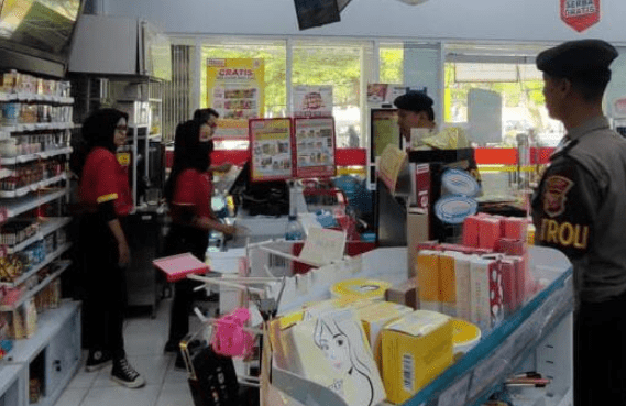 Personel Satuan Samapta Polres Ciamis Polda Jabar, melaksanakan patroli dialogis dalam rangka antisipasi tindak kriminalitas di wilayah Kabupaten Ciamis. (Foto: Sumber Polres Ciamis)