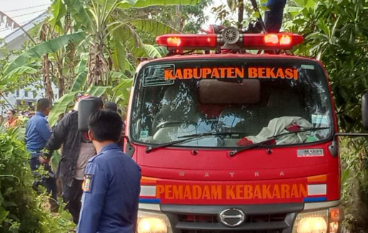 Mobil pemadam kebakaran sampai di titik lokasi kebakaran di Kampung Pule, Desa Karang Anyar, Rt01/02 Kecamatan Karang Bahagia, Kabupaten Bekasi. (Foto: Asun Nirwanto)