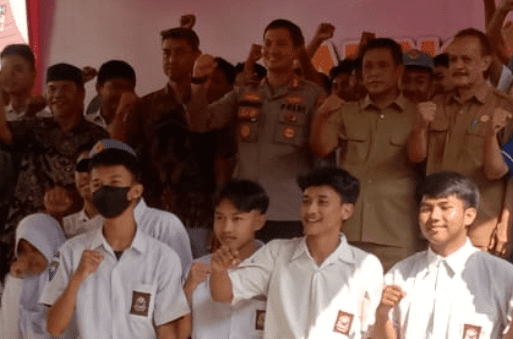Menggelar acara launching pembuatan surat keterangan catatan kepolisian (SKCK) bertempat di sekolah menengah kejuruan (SMK) Bina karya 1 dan 2. (Foto: Andika)