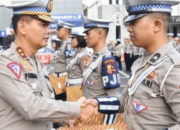 Kakorlantas Polri Berikan Penghargaan Kepada Anggota Berprestasi
