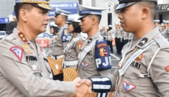 Kakorlantas Polri Berikan Penghargaan Kepada Anggota Berprestasi