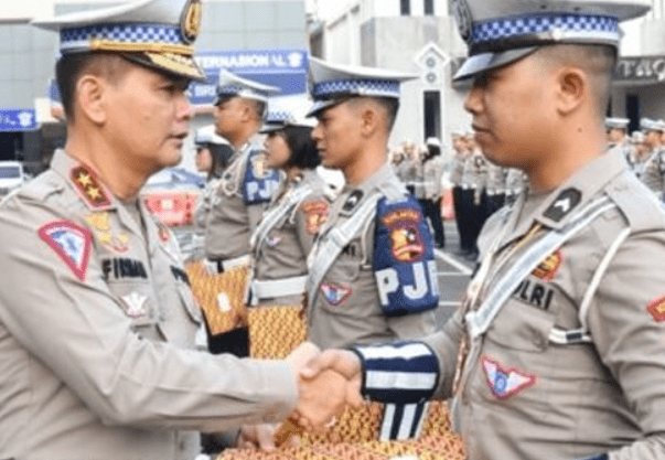 Irjen Pol Firman Shantyabudi, memberikan penghargaan kepada personel berprestasi dengan meraih medali emas dan perunggu dalam rangka HUT ke-11 Otoritas Jasa Keuangan (OJK). (Foto: Fathar)