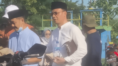 Camat Cabangbungin Asep Bukhori, selesai mengecek tempat pembuangan sampah (TPS) dan membersihkan sampah yang menumpuk di pintu air, dan saluran air ke area persawahan dekat SDN Sindangsari 04. (Foto: Jeje)