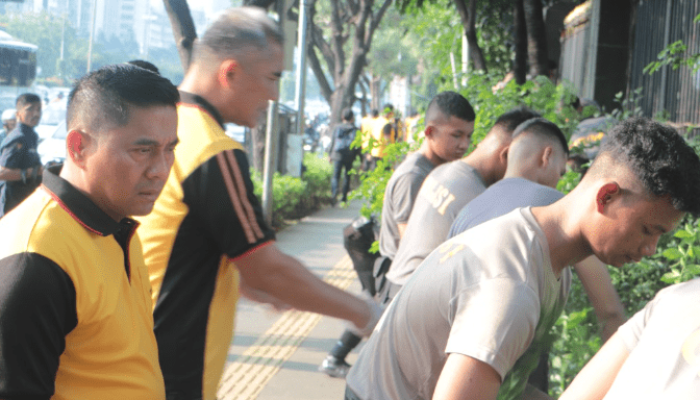 Sambut Hari Bhayangkara ke-77 Tahun 2023, Polda Metro Jaya Bersih-bersih di Lingkungan Kerja