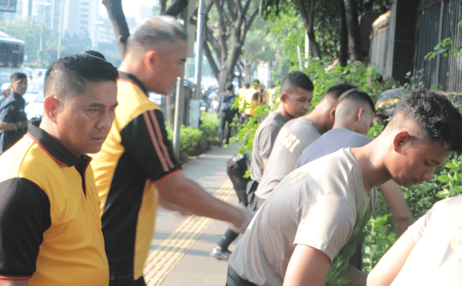 Kapolda Metro Jaya Turut dalam kegiatan bersih-bersih. (Foto: Fathar)