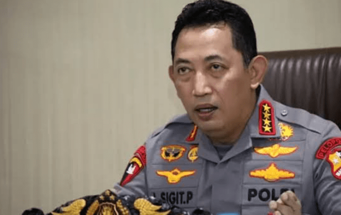 Kapolri Jenderal Listyo Sigit Prabowo, memastikan akan menindak tegas AKP SW yang diduga melakukan penipuan terhadap seorang tukang bubur terkait penerimaan anggota polisi. (Foto: Sumber Ayo Jakarta)