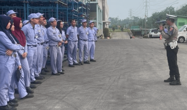Demi meningkatkan kesadaran berlalu lintas, Satlantas Polres Karawang berikan edukasi pentingnya berlalu lintas kepada PT Hartula. (Foto: Sumber Karawang)