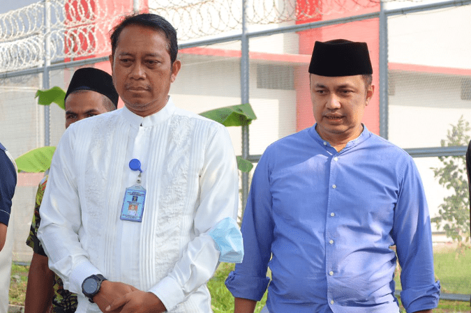 Kalapas Kelas I Tangerang Asep Sutandar menyaksikan secara langsung pemotongan hewan qurban. (foto: Fathar)