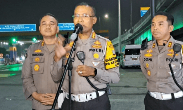 Direktur Lalu Lintas Polda Metro Jaya, menyampaikan pihaknya menggandeng komunitas ojek online (Ojol) untuk atasi ranjau paku dijalan. (Foto: Sumber Humas PMJ)
