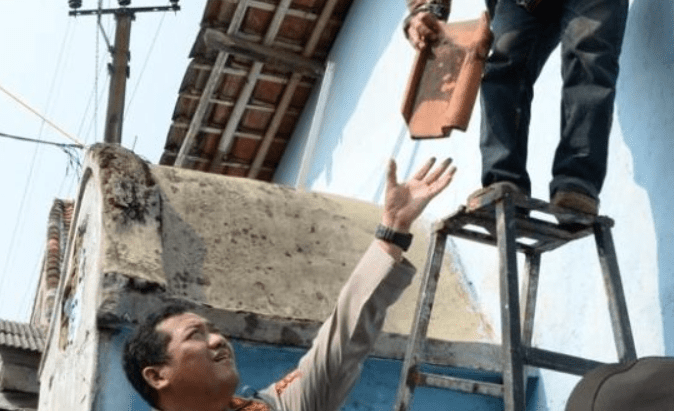 Polres Bogor Kabupaten, melakukan renovasi terhadap mushola yang berada di Desa Sukatani. (Foto: Fathar)