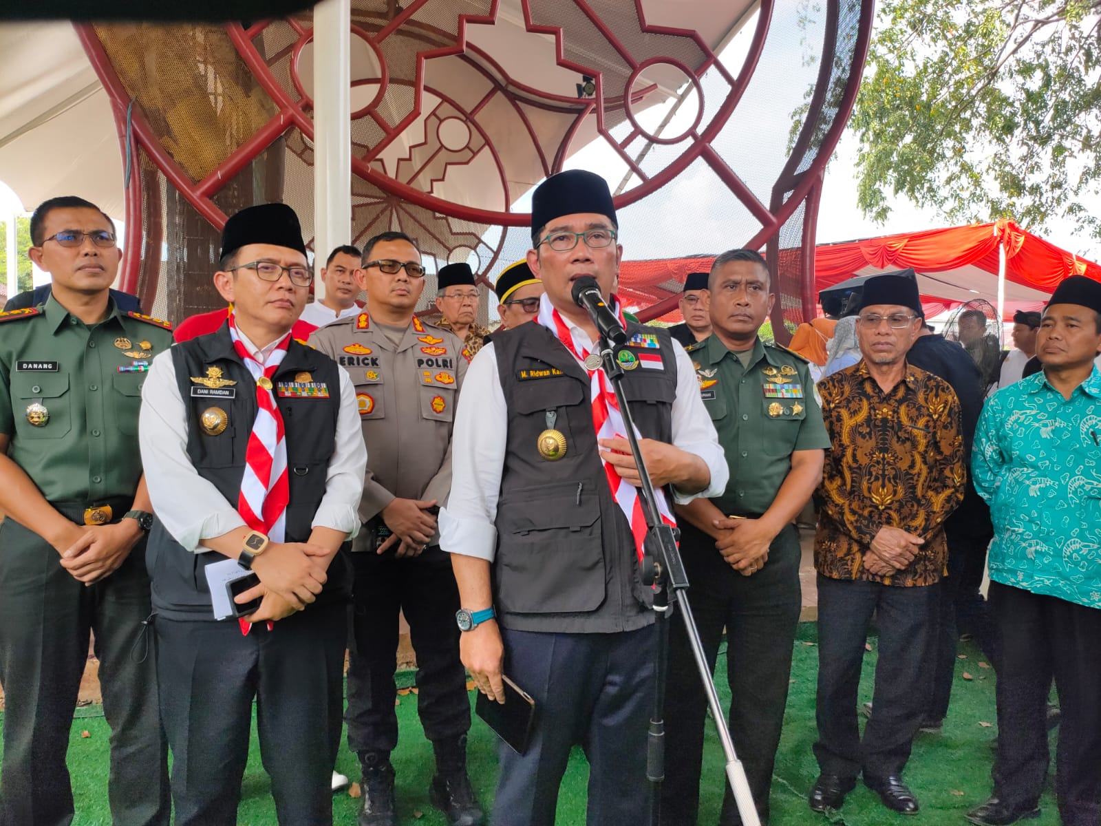 Gubernur Jawa Barat, Ridwan Kamil saat kunjungan ke gedung juang 45 Kabupaten Bekasi (foto: Abdul Kholilulloh)