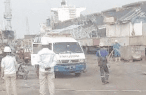 Kendaraan ambulans sedang mengangkut ketika korban dalam kecelakaan kerja di PT SMI. (Foto : istimewah)