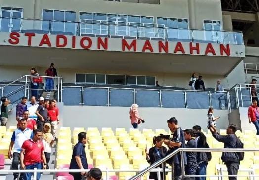 Ketua Umum PSSI, Erick Thohir mengecek kondisi Stadion Manahan Solo, Minggu, 4 Juni 2023. (Foto: Sumber istimewah)