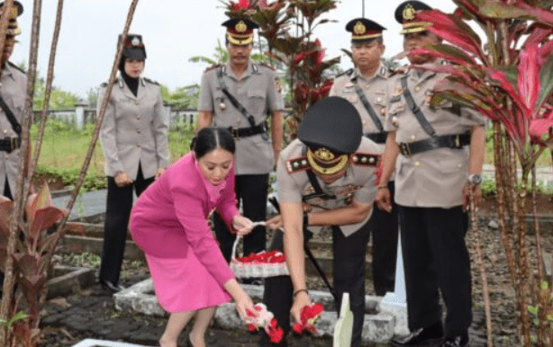 Kapolres Ciamis, bersama Ibu Bhayangkari melakukan tabur bunga di salah satu Makam Pahlawan. (foto: Sumber Tribrata Polri)
