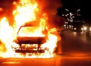 Tabrak Truk, Mobil Honda HRV Hangus Terbakar di Tol Grogol