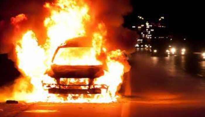 Tabrak Truk, Mobil Honda HRV Hangus Terbakar di Tol Grogol