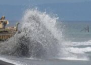 Waspada Gelombang Tinggi Capai 6 Meter Berpeluang di Tiga Titik Laut Banten dan Selat Sunda