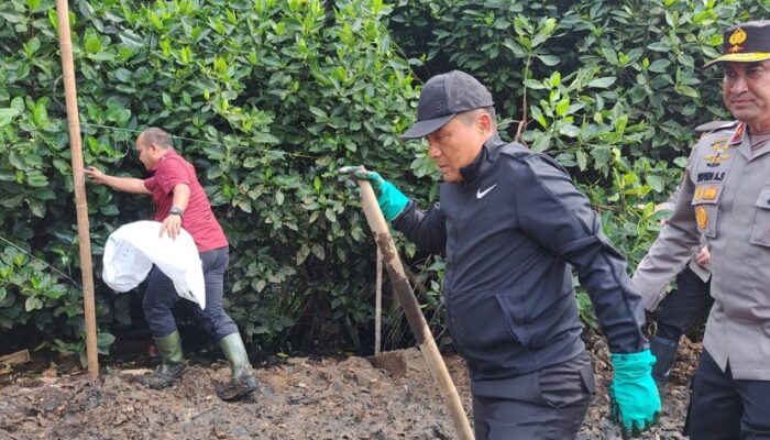 Kapolda Metro Jaya Ikut Serta Membersihkan Sampah Di Muara Angke