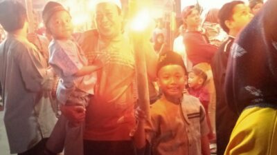 Pasutri Haman dan Lasqi Wisma jaya RW19 kelurahan aren jaya kec. Bekasi Timur antusias ikuti pawai obor di momentum Hari Raya Islam