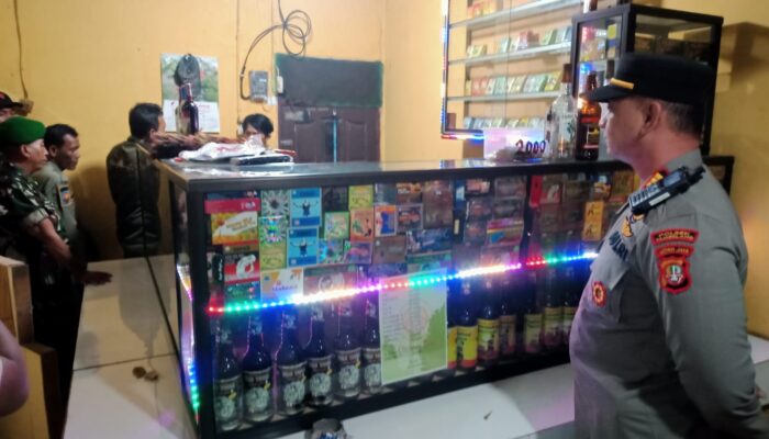 Dua Warung Jamu Digerebek, Ratusan Botol Miras Diamankan Polisi Di Tambelang Bekasi 