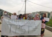 Ratusan Warga Kertamukti Cibitung Tolak Pembangunan TPST, Emak-emak: Rumah Mu Wangi Rumah Ku Bau