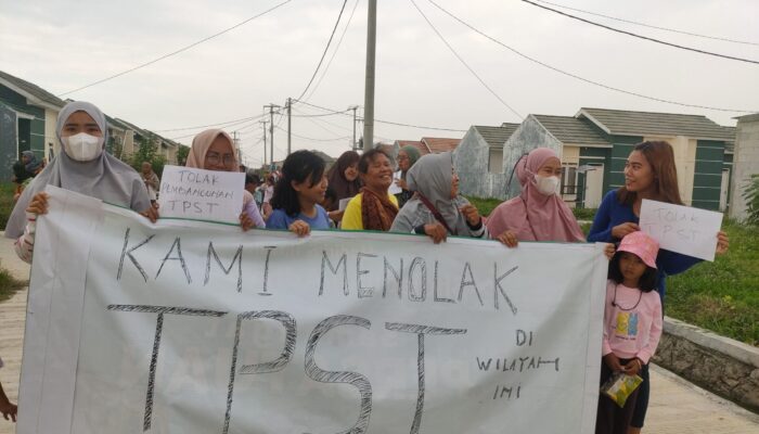 Ratusan Warga Kertamukti Cibitung Tolak Pembangunan TPST, Emak-emak: Rumah Mu Wangi Rumah Ku Bau
