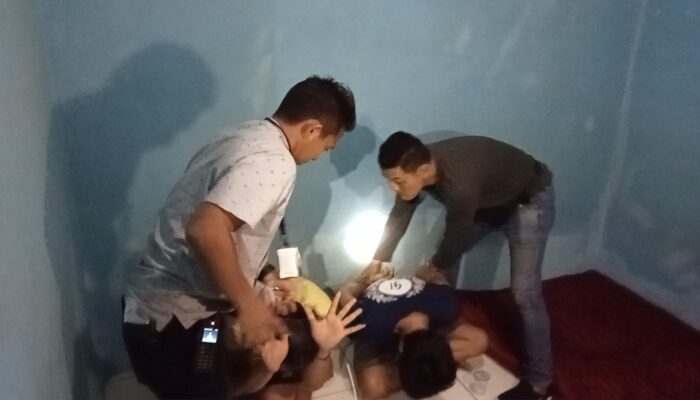 Polsek Setu Bekuk Dua Pria Saat Pesta Sabu-Sabu Didalam Kontrakan 